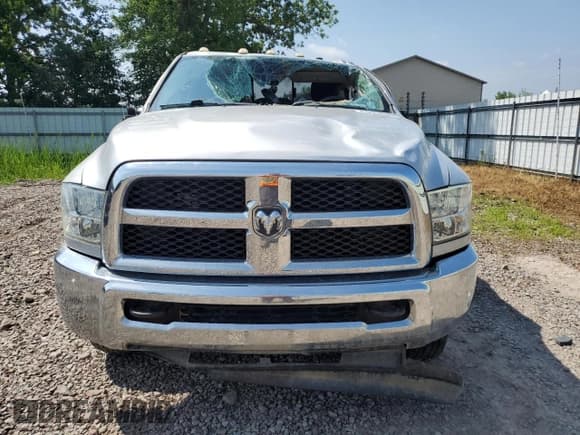 ✅ 2015 Ram 3500 • VIN: 3C63RRAJ9FG590838 • Lot: 64663325. Wystawiony na Copart z przebiegiem 52 569 mil. Bezpłatny archiwum sprzedaży aukcyjnych z USA i szczegółowy raport historii pojazdu na DreamBid. Zdjęcie 5.