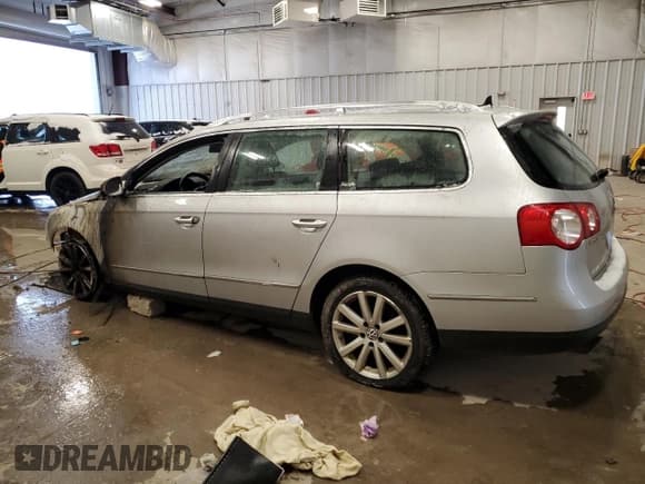 ✅ 2010 Volkswagen Passat Komfort • VIN: WVWXK7AN5AE168023 • Lot: 81714724. Wystawiony na Copart z przebiegiem Nie podano. Bezpłatny archiwum sprzedaży aukcyjnych z USA i szczegółowy raport historii pojazdu na DreamBid. Zdjęcie 2.