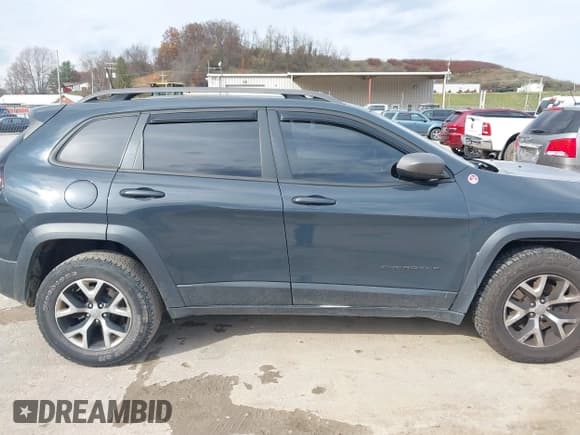 ✅ 2016 Jeep Cherokee Trailhawk • VIN: 1C4PJMBS7GW183731 • Lot: 43584556. Listed on IAAI with 123,183 mi. Free auction sales archive from the USA and detailed vehicle history report at DreamBid. Image 13.