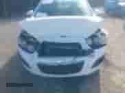 2015 Chevrolet Sonic LS z VIN 1G1JA5SG0F4118892, wystawiony jako IAAI lot #43427632 z przebiegiem 42 348 mil mil oraz . Historia ofert i sprzedaży dostępna na DreamBid. Obrazek 6.