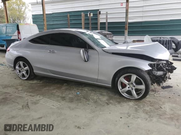 ✅ 2018 Mercedes-Benz C 300 • VIN: WDDWJ4KB4JF676016 • Lot: 50970905. Wystawiony na Copart z przebiegiem 109 381 mil. Bezpłatny archiwum sprzedaży aukcyjnych z USA i szczegółowy raport historii pojazdu na DreamBid. Zdjęcie 4.