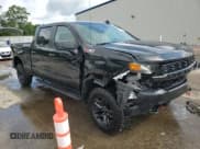 ✅ 2022 Chevrolet Silverado 1500 Custom Trail Boss • VIN: 3GCPYCEL1NG211884 • Lot: 59279335. Wystawiony na Copart z przebiegiem 26 869 mil. Bezpłatny archiwum sprzedaży aukcyjnych z USA i szczegółowy raport historii pojazdu na DreamBid. Zdjęcie 4.