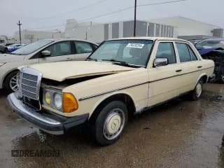 ✅ 1983 Mercedes-Benz 240 • VIN: WDBAB23A6DB379142 • Lot: 79520254. Wystawiony na Copart z przebiegiem 306 453 mil. Bezpłatny archiwum sprzedaży aukcyjnych z USA i szczegółowy raport historii pojazdu na DreamBid. Zdjęcie 1.