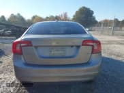 ✅ 2015 Volvo S60 T5 Drive-E Premier • VIN: YV140MFBXF1306010 • Lot: 43604976. Wystawiony na IAAI z przebiegiem 152 972 mil. Bezpłatny archiwum sprzedaży aukcyjnych z USA i szczegółowy raport historii pojazdu na DreamBid. Zdjęcie 15.