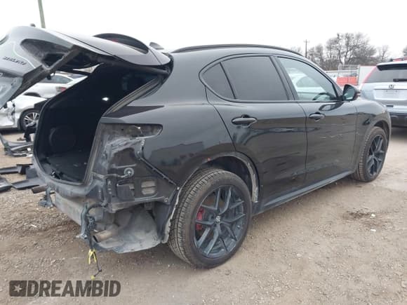 ✅ 2019 Alfa Romeo Stelvio Ti • VIN: ZASPAKBNXK7C44188 • Lot: 41320657. Wystawiony na IAAI z przebiegiem 89 927 mil. Bezpłatny archiwum sprzedaży aukcyjnych z USA i szczegółowy raport historii pojazdu na DreamBid. Zdjęcie 4.