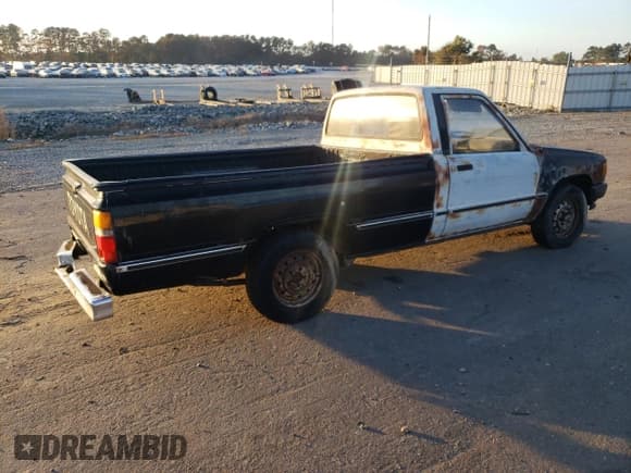 ✅ 1987 Toyota Pickup • VIN: JT4RN55R7H7018592 • Lot: 78832664. Wystawiony na Copart z przebiegiem 264 286 mil. Bezpłatny archiwum sprzedaży aukcyjnych z USA i szczegółowy raport historii pojazdu na DreamBid. Zdjęcie 3.