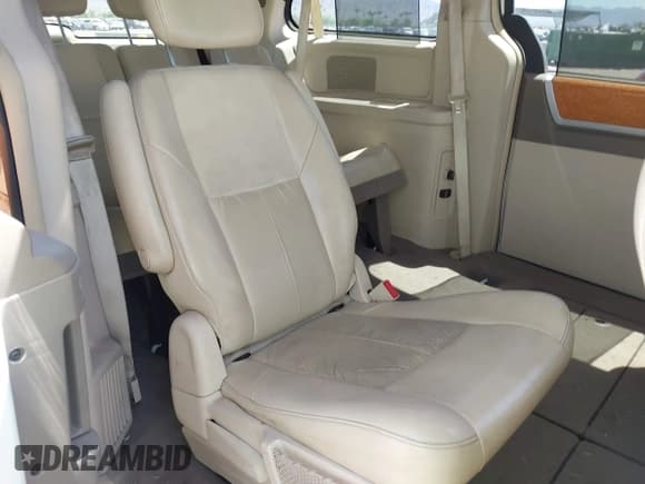 ✅ 2010 Chrysler Town & Country Limited • VIN: 2A4RR7DX5AR321935 • Lot: 42350979. Wystawiony na IAAI z przebiegiem 109 607 mil. Bezpłatny archiwum sprzedaży aukcyjnych z USA i szczegółowy raport historii pojazdu na DreamBid. Zdjęcie 8.