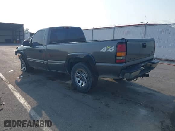 2002 Chevrolet Silverado 1500 LS z VIN 1GCEK14T12E143281, wystawiony jako IAAI lot #43197831 z przebiegiem 241 904 mil mil oraz . Historia ofert i sprzedaży dostępna na DreamBid. Obrazek 3.