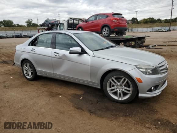 ✅ 2011 Mercedes-Benz C 300 Sport • VIN: WDDGF8BBXBR148137 • Lot: 82447305. Wystawiony na Copart z przebiegiem Nie podano. Bezpłatny archiwum sprzedaży aukcyjnych z USA i szczegółowy raport historii pojazdu na DreamBid. Zdjęcie 4.