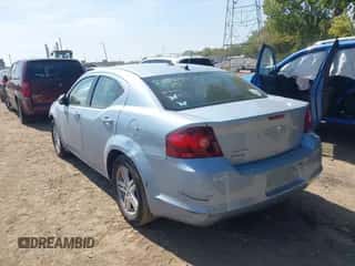 2013 Dodge Avenger SXT z VIN 1C3CDZCB5DN626689, wystawiony jako IAAI lot #43238690 z przebiegiem 146 881 mil mil oraz . Historia ofert i sprzedaży dostępna na DreamBid. Obrazek 3.