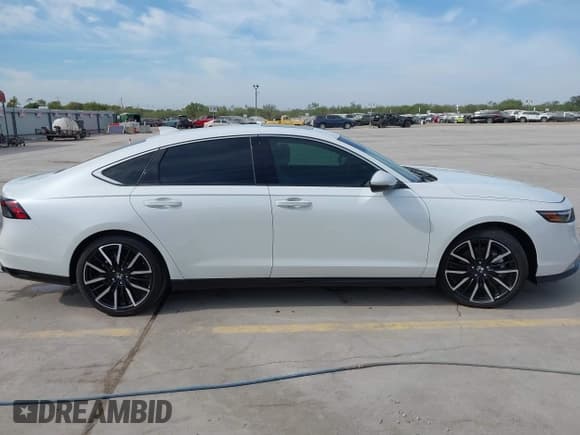 ✅ 2024 Honda Accord Touring • VIN: 1HGCY2F84RA067787 • Lot: 43327773. Wystawiony na IAAI z przebiegiem 7 305 mil. Bezpłatny archiwum sprzedaży aukcyjnych z USA i szczegółowy raport historii pojazdu na DreamBid. Zdjęcie 13.