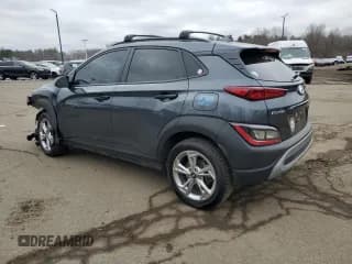 ✅ 2022 Hyundai Kona SEL • VIN: KM8K3CAB7NU831749 • Лот: 43954754. Опубликован ранее на Copart с пробегом 52 267 миль. Бесплатный доступ к архиву аукционных продаж из США и подробный отчёт об истории автомобиля на DreamBid. Изображение 2.
