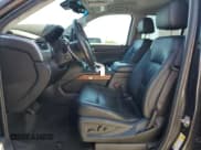 ✅ 2018 Chevrolet Suburban Premier • VIN: 1GNSCJKC4JR189639 • Lot: 64221035. Wystawiony na Copart z przebiegiem 110 256 mil. Bezpłatny archiwum sprzedaży aukcyjnych z USA i szczegółowy raport historii pojazdu na DreamBid. Zdjęcie 7.