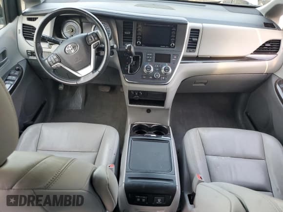 ✅ 2019 Toyota Sienna XLE • VIN: 5TDDZ3DC2KS210712 • Lot: 65989445. Wystawiony na Copart z przebiegiem 89 755 mil. Bezpłatny archiwum sprzedaży aukcyjnych z USA i szczegółowy raport historii pojazdu na DreamBid. Zdjęcie 8.