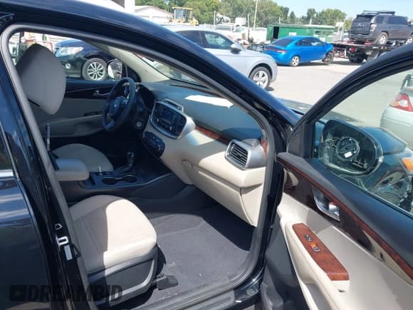 ✅ 2017 Kia Sorento LX • VIN: 5XYPGDA57HG334026 • Lot: 43180297. Listed on IAAI with 153,171 mi. Free auction sales archive from the USA and detailed vehicle history report at DreamBid. Image 5.