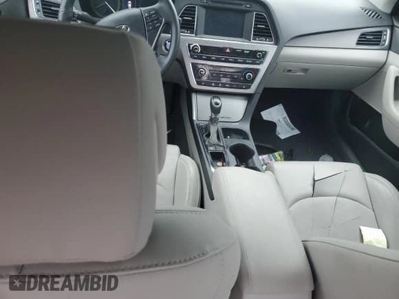 ✅ 2017 Hyundai Sonata Sport • VIN: 5NPE34AF9HH555714 • Lot: 70071212. Listed on Copart with 26,481 mi. Free auction sales archive from the USA and detailed vehicle history report at DreamBid. Image 8.