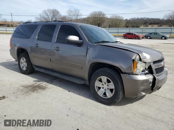 ✅ 2011 Chevrolet Suburban LT • VIN: 1GNSCJE01BR214127 • Lot: 45140314. Wystawiony na Copart z przebiegiem 273 257 mil. Bezpłatny archiwum sprzedaży aukcyjnych z USA i szczegółowy raport historii pojazdu na DreamBid. Zdjęcie 4.