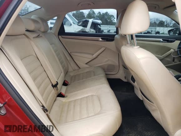 ✅ 2016 Volkswagen Passat SEL Premium • VIN: 1VWCS7A30GC043767 • Лот: 46787775. Опубликован ранее на Copart с пробегом 142 792 миль. Бесплатный доступ к архиву аукционных продаж из США и подробный отчёт об истории автомобиля на DreamBid. Изображение 10.