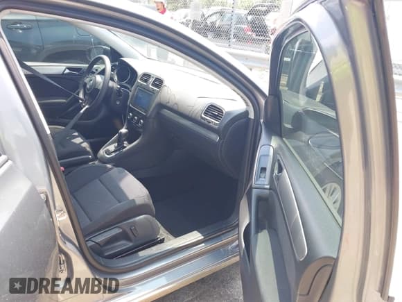 ✅ 2014 Volkswagen Golf • VIN: WVWDB7AJ0EW002332 • Lot: 42449267. Wystawiony na IAAI z przebiegiem 55 496 mil. Bezpłatny archiwum sprzedaży aukcyjnych z USA i szczegółowy raport historii pojazdu na DreamBid. Zdjęcie 5.