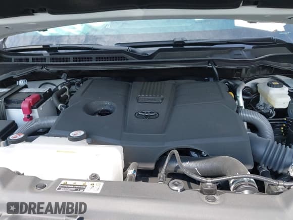 ✅ 2025 Toyota Tundra Platinum • VIN: 5TFNA5DB9SX322383 • Lot: 43026152. Listed on IAAI with 3,711 mi. Free auction sales archive from the USA and detailed vehicle history report at DreamBid. Image 10.