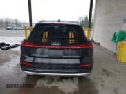 ✅ 2019 Audi e-tron Prestige • VIN: WA1VAAGE4KB006007 • Lot: 43886443. Wystawiony na IAAI z przebiegiem 40 764 mil. Bezpłatny archiwum sprzedaży aukcyjnych z USA i szczegółowy raport historii pojazdu na DreamBid. Zdjęcie 17.