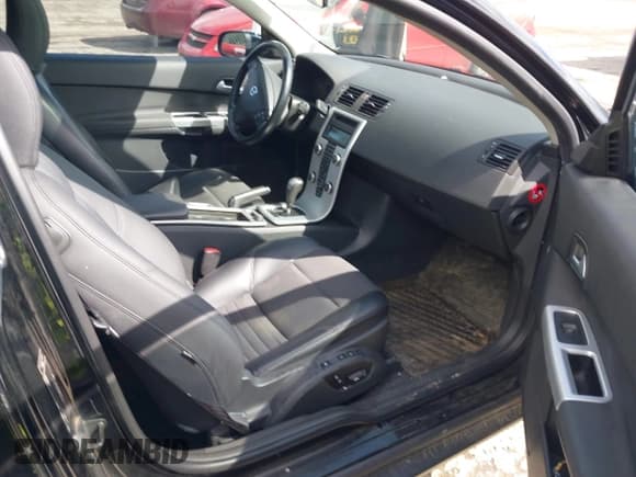 ✅ 2011 Volvo C30 • VIN: YV1672MK4B2198306 • Лот: 41980156. Опубликован ранее на IAAI с пробегом 205 771 миль. Бесплатный доступ к архиву аукционных продаж из США и подробный отчёт об истории автомобиля на DreamBid. Изображение 5.