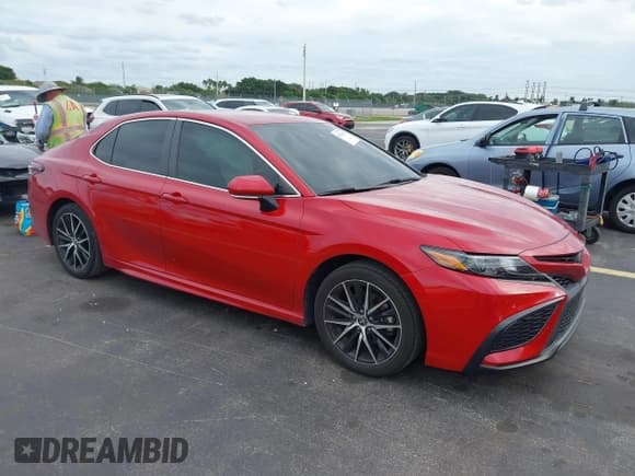 ✅ 2023 Toyota Camry SE • VIN: 4T1G11AK2PU088193 • Lot: 43613612. Wystawiony na IAAI z przebiegiem 31 562 mil. Bezpłatny archiwum sprzedaży aukcyjnych z USA i szczegółowy raport historii pojazdu na DreamBid. Zdjęcie 1.