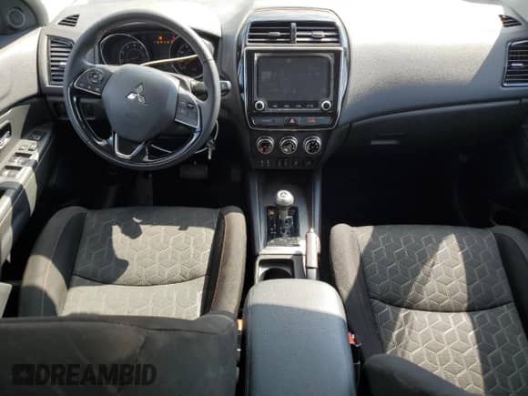 2024 Mitsubishi Outlander S z VIN JA4ARUAU2RU024447, wystawiony jako Copart lot #71514065 z przebiegiem 5 200 mil mil oraz Szkoda całkowita • Salvage title. Historia ofert i sprzedaży dostępna na DreamBid. Obrazek 8.