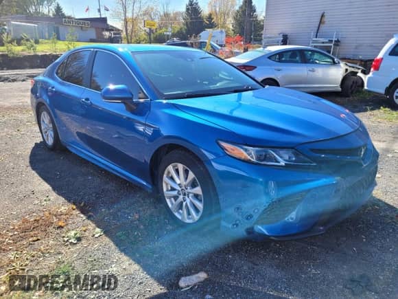 2019 Toyota Camry LE z VIN 4T1B11HK4KU272754, wystawiony jako Copart lot #89677255 z przebiegiem 148 423 mil mil oraz Czysty tytuł • Clean title. Historia ofert i sprzedaży dostępna na DreamBid. Obrazek 1.