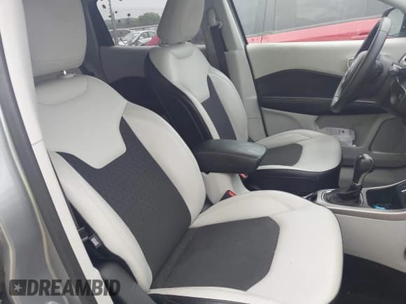 ✅ 2018 Jeep Compass Latitude • VIN: 3C4NJCBB6JT503331 • Lot: 43126610. Wystawiony na IAAI z przebiegiem 61 654 mil. Bezpłatny archiwum sprzedaży aukcyjnych z USA i szczegółowy raport historii pojazdu na DreamBid. Zdjęcie 5.