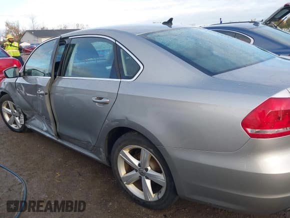 ✅ 2013 Volkswagen Passat SE • VIN: 1VWBP7A33DC130314 • Lot: 43489703. Wystawiony na IAAI z przebiegiem 113 324 mil. Bezpłatny archiwum sprzedaży aukcyjnych z USA i szczegółowy raport historii pojazdu na DreamBid. Zdjęcie 14.