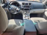 ✅ 2013 Toyota Highlander • VIN: 5TDZK3EH4DS133610 • Lot: 70045625. Wystawiony na Copart z przebiegiem 148 637 mil. Bezpłatny archiwum sprzedaży aukcyjnych z USA i szczegółowy raport historii pojazdu na DreamBid. Zdjęcie 8.