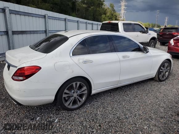 ✅ 2016 Mercedes-Benz C 300 • VIN: 55SWF4JB3GU131174 • Лот: 90275095. Опубликован ранее на Copart с пробегом 169 193 миль. Бесплатный доступ к архиву аукционных продаж из США и подробный отчёт об истории автомобиля на DreamBid. Изображение 3.