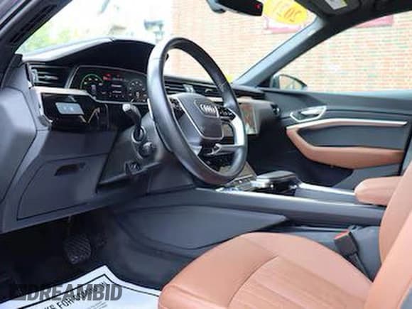 ✅ 2021 Audi e-tron Premium • VIN: WA1AAAGE5MB038739 • Lot: 87210525. Wystawiony na Copart z przebiegiem 9 598 mil. Bezpłatny archiwum sprzedaży aukcyjnych z USA i szczegółowy raport historii pojazdu na DreamBid. Zdjęcie 5.