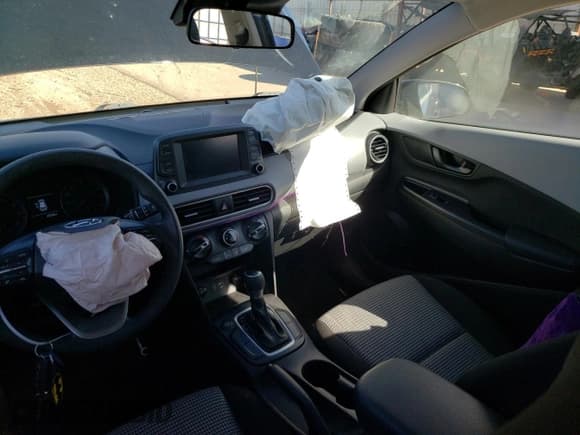 ✅ 2021 Hyundai Kona SE • VIN: KM8K12AAXMU644401 • Lot: 73584023. Wystawiony na Copart z przebiegiem 65 525 mil. Bezpłatny archiwum sprzedaży aukcyjnych z USA i szczegółowy raport historii pojazdu na DreamBid. Zdjęcie 8.