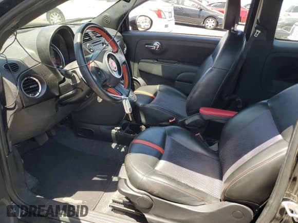 ✅ 2013 FIAT 500e • VIN: 3C3CFFGE4DT744858 • Lot: 57915225. Wystawiony na Copart z przebiegiem 68 295 mil. Bezpłatny archiwum sprzedaży aukcyjnych z USA i szczegółowy raport historii pojazdu na DreamBid. Zdjęcie 7.