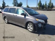 ✅ 2020 Toyota Sienna LE • VIN: 5TDKZ3DC6LS065280 • Лот: 90707345. Опубликован ранее на Copart с пробегом 97 157 миль. Бесплатный доступ к архиву аукционных продаж из США и подробный отчёт об истории автомобиля на DreamBid. Изображение 4.