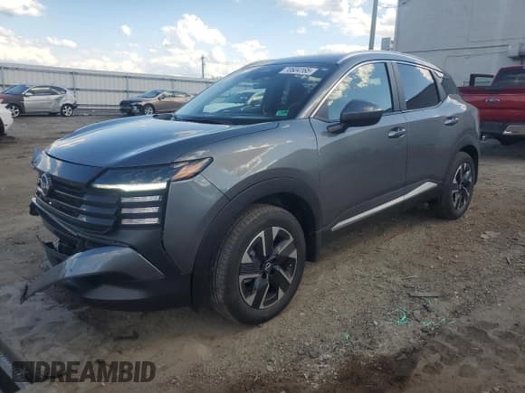 ✅ 2025 Nissan Kicks SV • VIN: 3N8AP6CB0SL408623 • Lot: 70604165. Wystawiony na Copart z przebiegiem 1 801 mil. Bezpłatny archiwum sprzedaży aukcyjnych z USA i szczegółowy raport historii pojazdu na DreamBid. Zdjęcie 1.