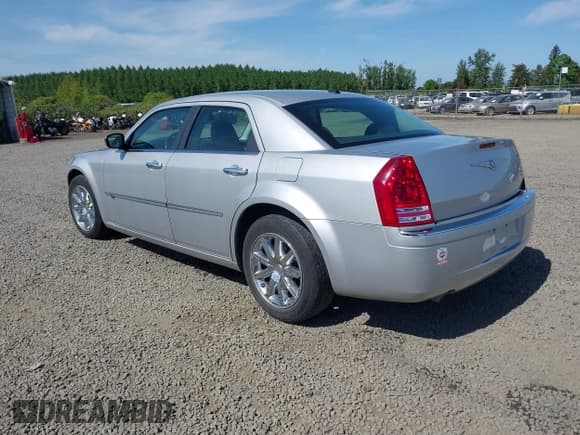 ✅ 2009 Chrysler 300 C Hemi • VIN: 2C3KA63T19H580984 • Lot: 42211635. Wystawiony na IAAI z przebiegiem 81 231 mil. Bezpłatny archiwum sprzedaży aukcyjnych z USA i szczegółowy raport historii pojazdu na DreamBid. Zdjęcie 3.