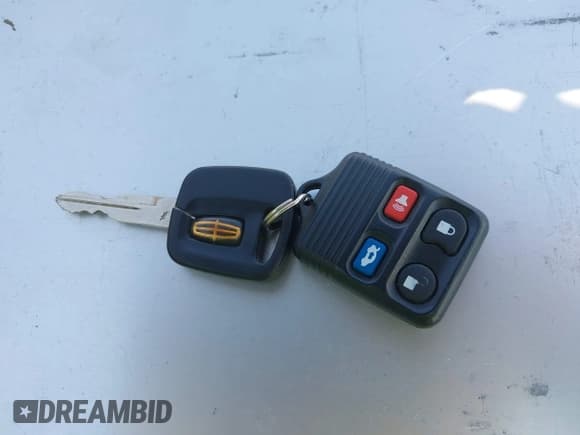 ✅ 1998 Lincoln Town Car Signature • VIN: 1LNFM82W4WY614425 • Lot: 42965120. Listed on IAAI with 164,023 mi. Free auction sales archive from the USA and detailed vehicle history report at DreamBid. Image 11.