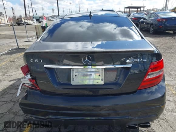 ✅ 2012 Mercedes-Benz C 63 AMG • VIN: WDDGJ7HB2CF731126 • Lot: 43455538. Wystawiony na IAAI z przebiegiem 88 707 mil. Bezpłatny archiwum sprzedaży aukcyjnych z USA i szczegółowy raport historii pojazdu na DreamBid. Zdjęcie 17.