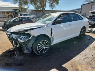 ✅ 2023 Volkswagen Jetta Sport • VIN: 3VWBM7BU6PM006783 • Lot: 82111775. Wystawiony na Copart z przebiegiem Nie podano. Bezpłatny archiwum sprzedaży aukcyjnych z USA i szczegółowy raport historii pojazdu na DreamBid. Zdjęcie 1.