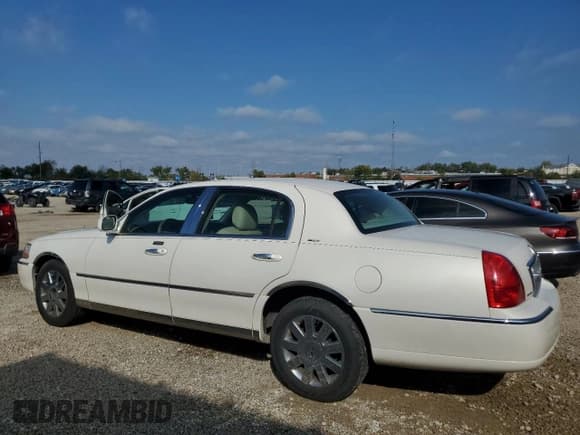 ✅ 2007 Lincoln Town Car Designer Series • VIN: 1LNHM83V97Y601993 • Lot: 86153225. Wystawiony na Copart z przebiegiem 195 493 mil. Bezpłatny archiwum sprzedaży aukcyjnych z USA i szczegółowy raport historii pojazdu na DreamBid. Zdjęcie 2.