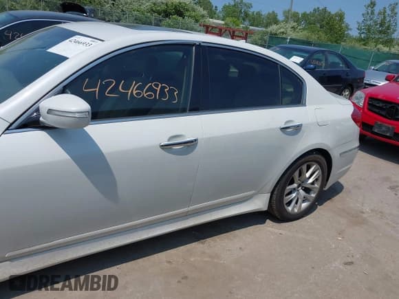 ✅ 2013 Hyundai Genesis 3.8L • VIN: KMHGC4DD2DU239750 • Lot: 42466933. Listed on IAAI with 105,159 mi. Free auction sales archive from the USA and detailed vehicle history report at DreamBid. Image 14.