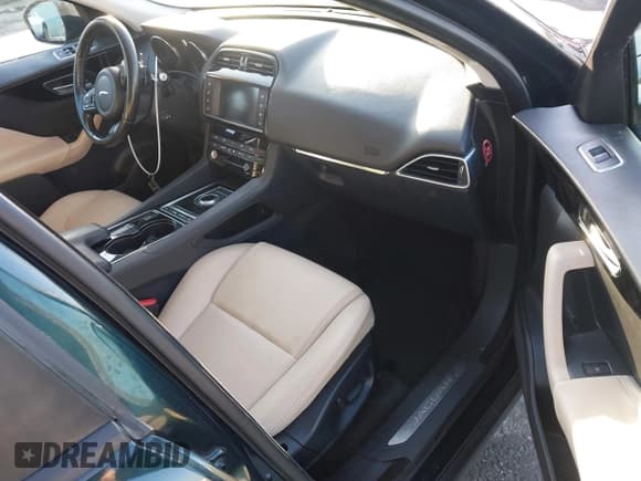 ✅ 2017 Jaguar F-Pace 35t Premium • VIN: SADCJ2BV3HA068642 • Lot: 43527261. Wystawiony na IAAI z przebiegiem 124 093 mil. Bezpłatny archiwum sprzedaży aukcyjnych z USA i szczegółowy raport historii pojazdu na DreamBid. Zdjęcie 5.