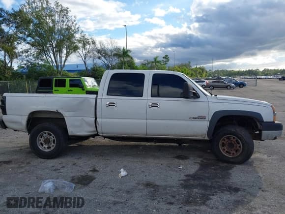 ✅ 2004 Chevrolet Silverado 2500HD LS • VIN: 1GCHC23284F256117 • Lot: 43453043. Wystawiony na IAAI z przebiegiem 327 650 mil. Bezpłatny archiwum sprzedaży aukcyjnych z USA i szczegółowy raport historii pojazdu na DreamBid. Zdjęcie 14.