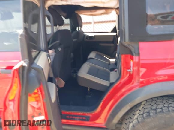 ✅ 2021 Ford Bronco • VIN: 1FMDE5BH7MLA85258 • Lot: 40245817. Wystawiony na IAAI z przebiegiem 37 318 mil. Bezpłatny archiwum sprzedaży aukcyjnych z USA i szczegółowy raport historii pojazdu na DreamBid. Zdjęcie 8.