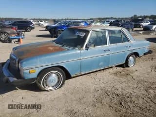✅ 1974 Mercedes-Benz 240 • VIN: 11511712027820 • Lot: 42007445. Wystawiony na Copart z przebiegiem Nie podano. Bezpłatny archiwum sprzedaży aukcyjnych z USA i szczegółowy raport historii pojazdu na DreamBid. Zdjęcie 1.