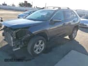 ✅ 2023 Toyota RAV4 XLE • VIN: 2T3W1RFV3PW247789 • Lot: 43631766. Wystawiony na IAAI z przebiegiem 41 846 mil. Bezpłatny archiwum sprzedaży aukcyjnych z USA i szczegółowy raport historii pojazdu na DreamBid. Zdjęcie 2.