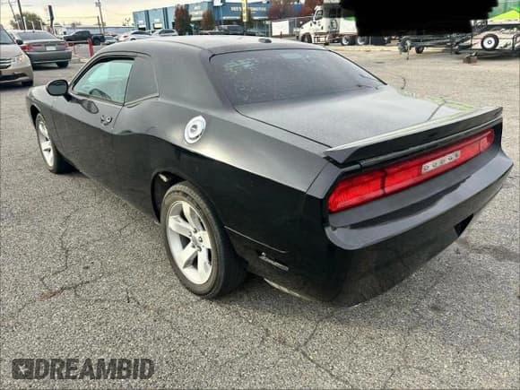 ✅ 2013 Dodge Challenger R/T Plus • VIN: 2C3CDYBT1DH524111 • Lot: 92738525. Wystawiony na Copart z przebiegiem 97 174 mil. Bezpłatny archiwum sprzedaży aukcyjnych z USA i szczegółowy raport historii pojazdu na DreamBid. Zdjęcie 3.